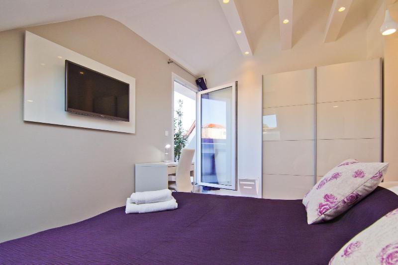 Laura Lux Suites image