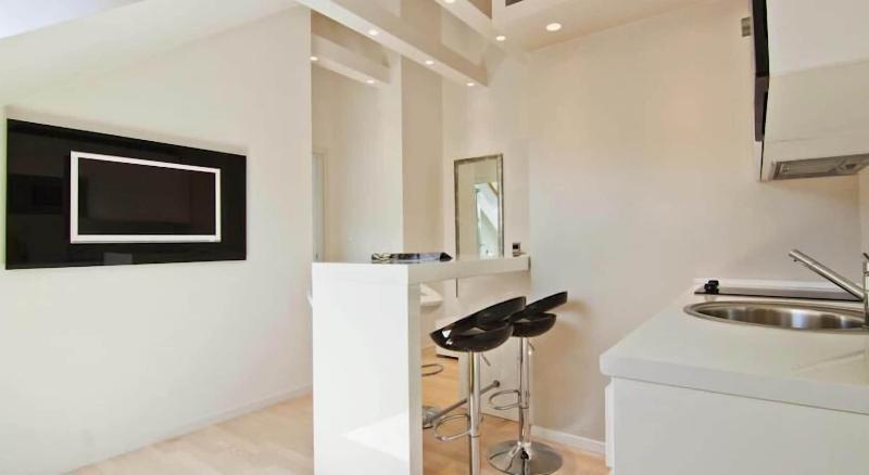 Laura Lux Suites image