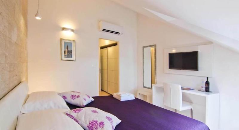 Laura Lux Suites image