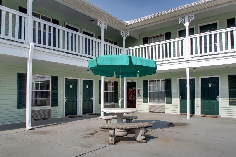 Key West Inn - Clanton — view