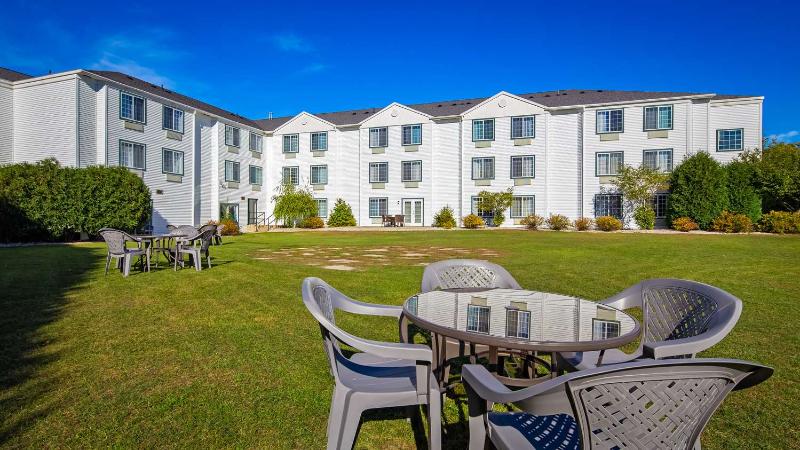 Charlevoix Inn & Suites SureStay Collection by Bes image