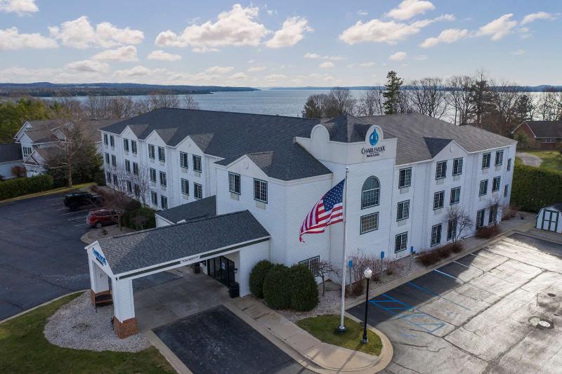 Charlevoix Inn & Suites SureStay Collection by Bes image