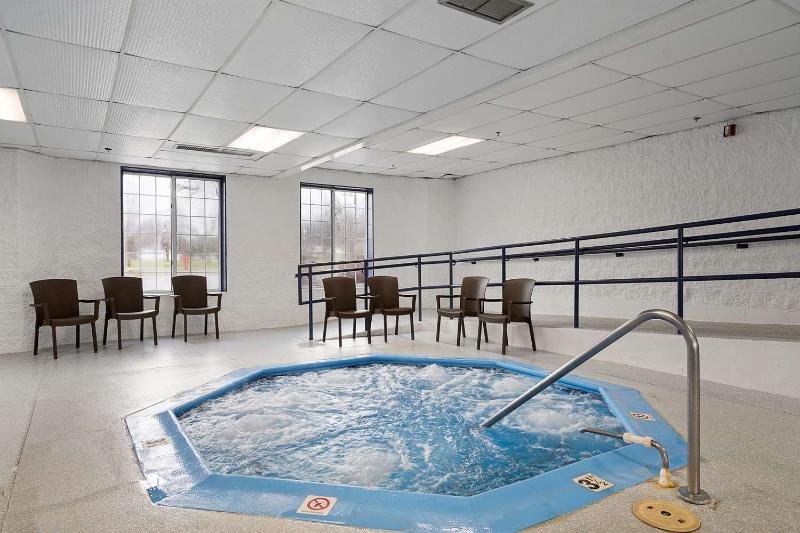 Charlevoix Inn & Suites SureStay Collection by Bes image