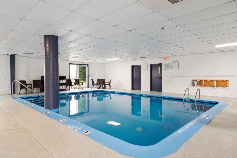 Charlevoix Inn & Suites SureStay Collection by Bes image