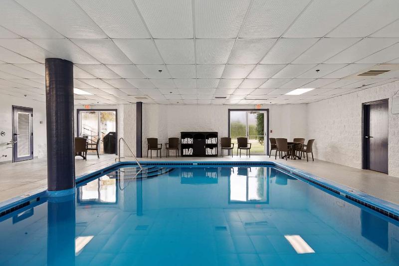Charlevoix Inn & Suites SureStay Collection by Bes image