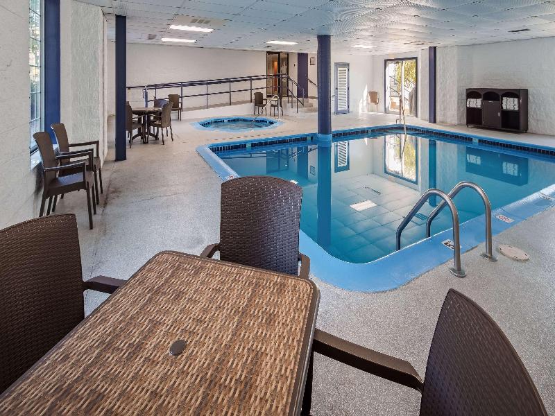 Charlevoix Inn & Suites SureStay Collection by Bes image