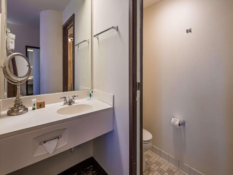 Charlevoix Inn & Suites SureStay Collection by Bes image
