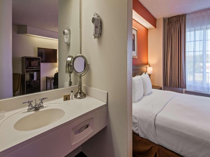 Charlevoix Inn & Suites SureStay Collection by Bes image