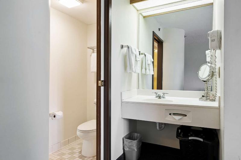 Charlevoix Inn & Suites SureStay Collection by Bes image