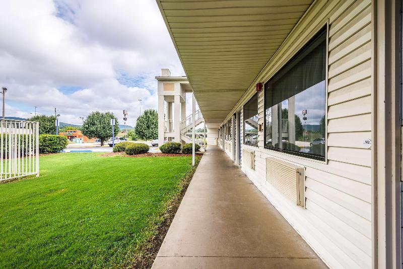 Motel 6 Anniston, AL image
