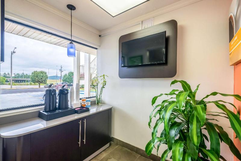Motel 6 Anniston, AL image