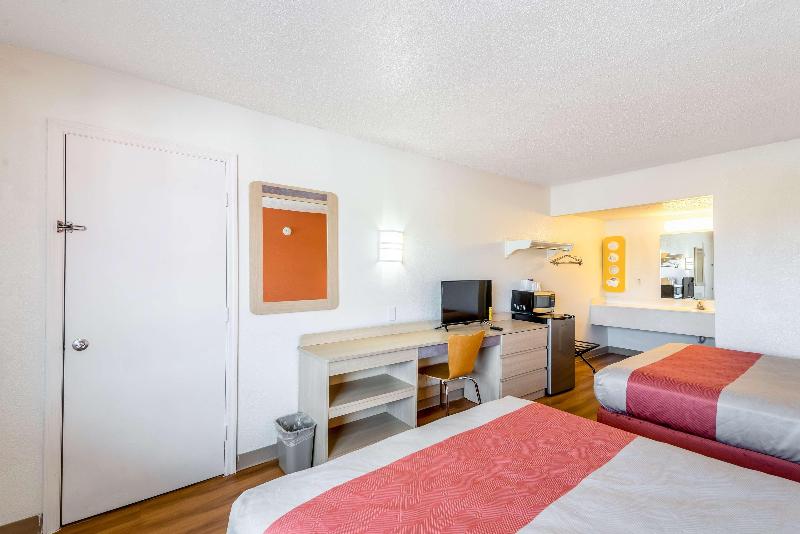 Motel 6 Anniston, AL image