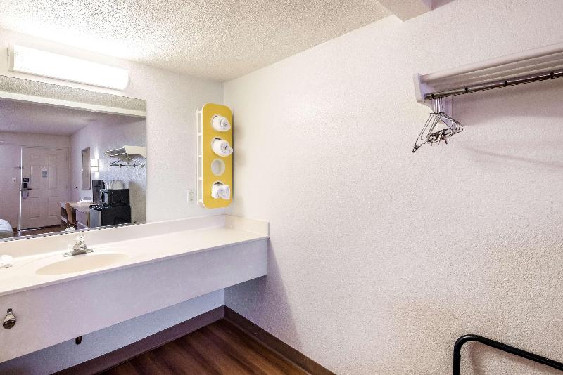 Motel 6 Anniston, AL image