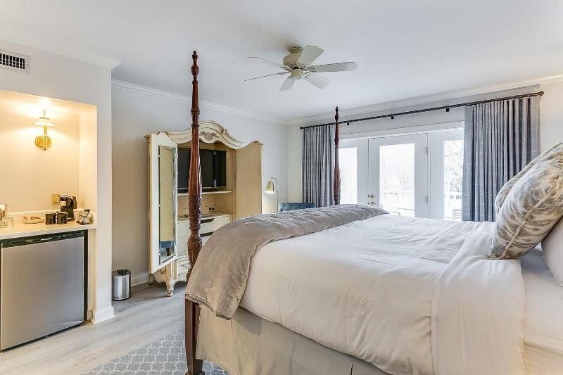 The Geneva Inn image