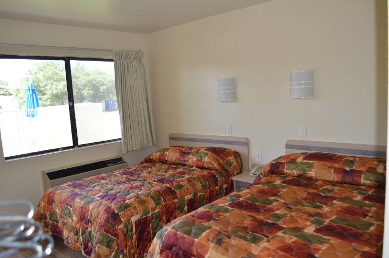 Super 7 Inn image 3