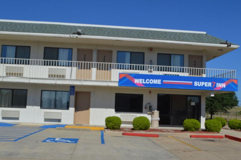 Super 7 Inn image 1