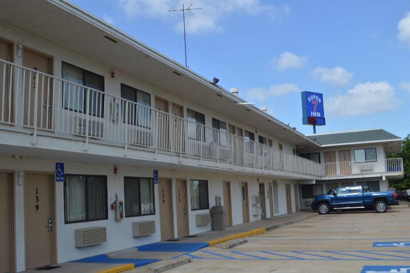 Super 7 Inn image 5