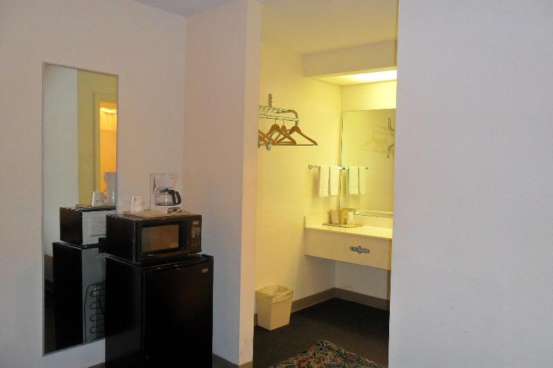 Luxury Inn And Suites image 1