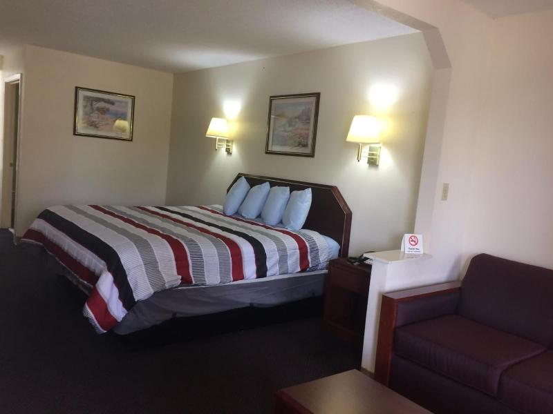 Luxury Inn And Suites image 7