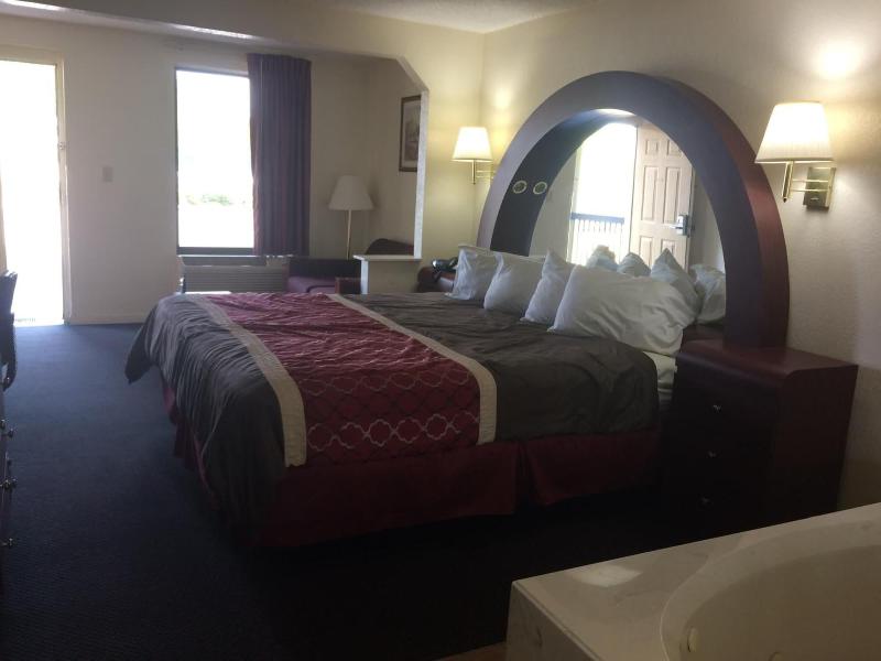 Luxury Inn And Suites image 5