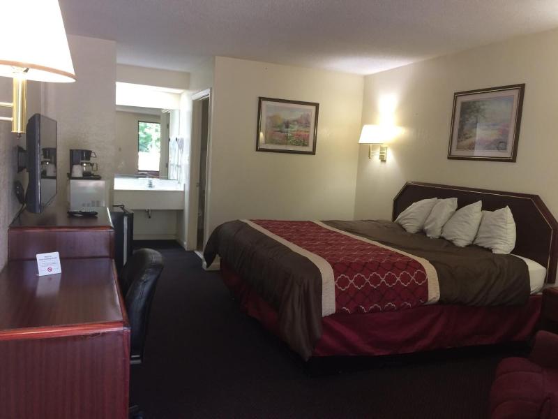 Luxury Inn And Suites image 3