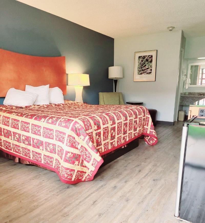 Best Price Motel And Suites image