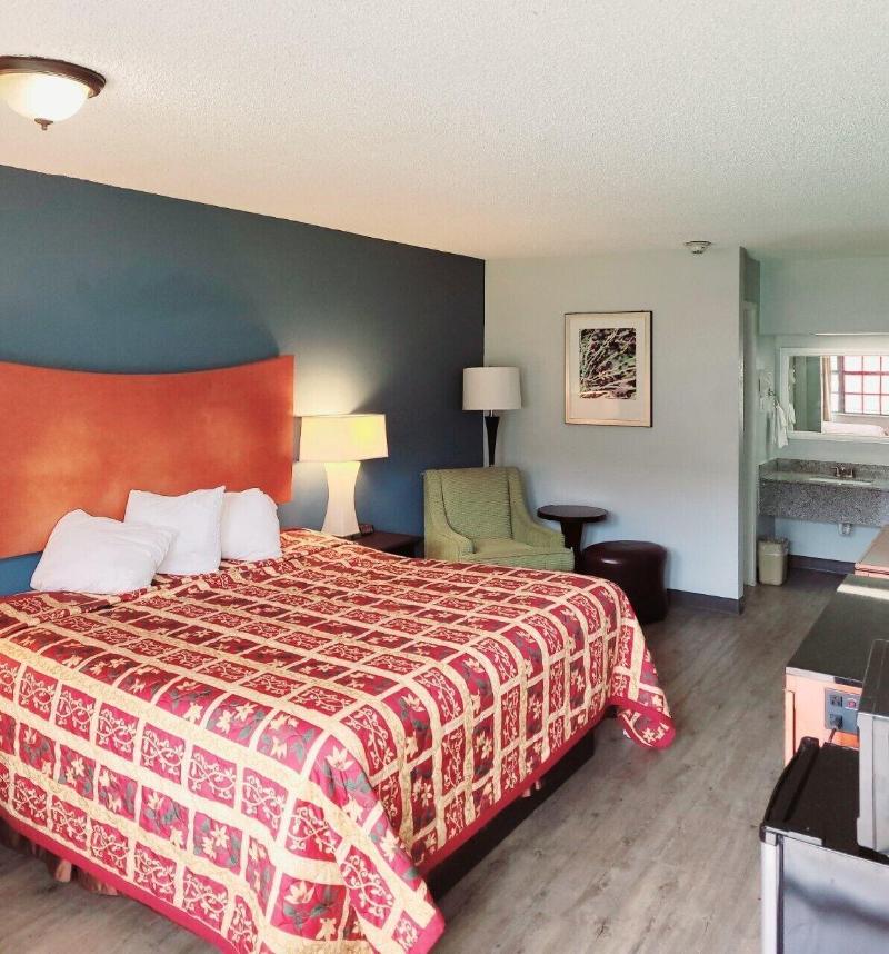 Best Price Motel And Suites image