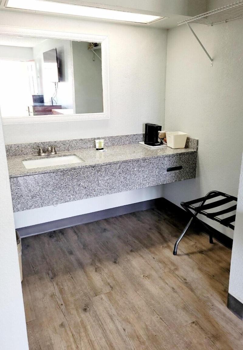 Best Price Motel And Suites image