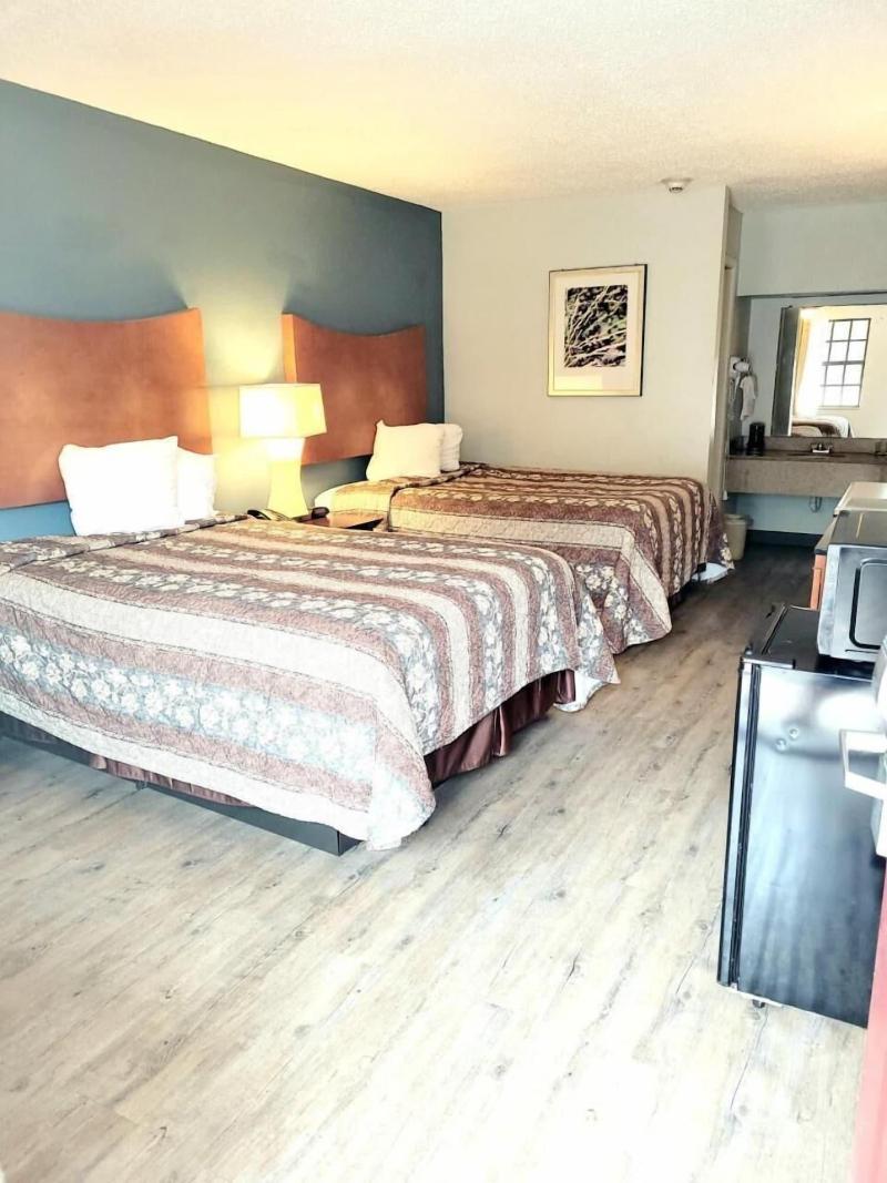 Best Price Motel And Suites image