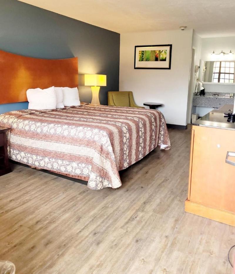 Best Price Motel And Suites image