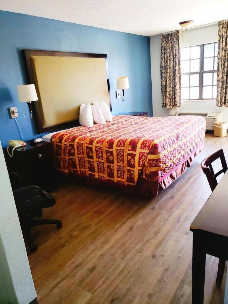 Best Price Motel And Suites image