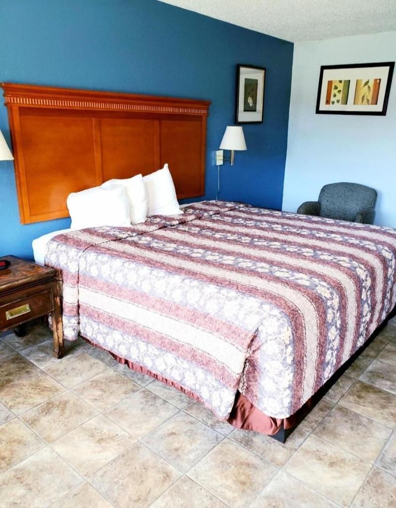 Best Price Motel And Suites image