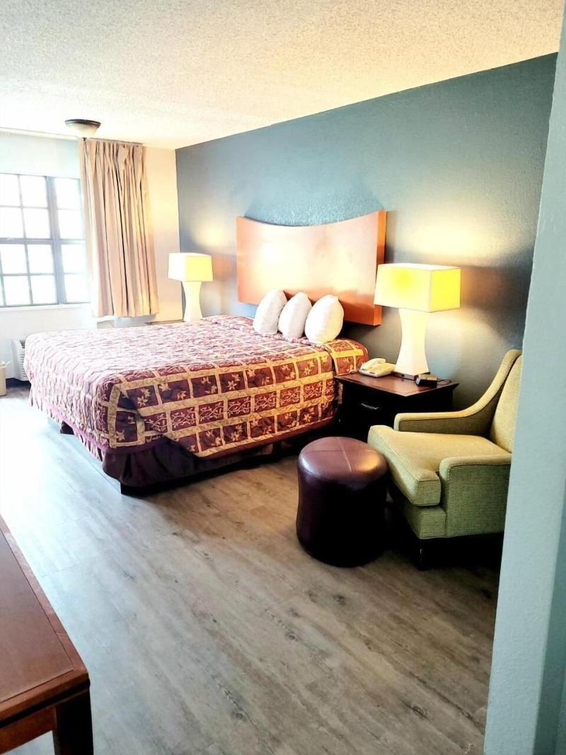 Best Price Motel And Suites image
