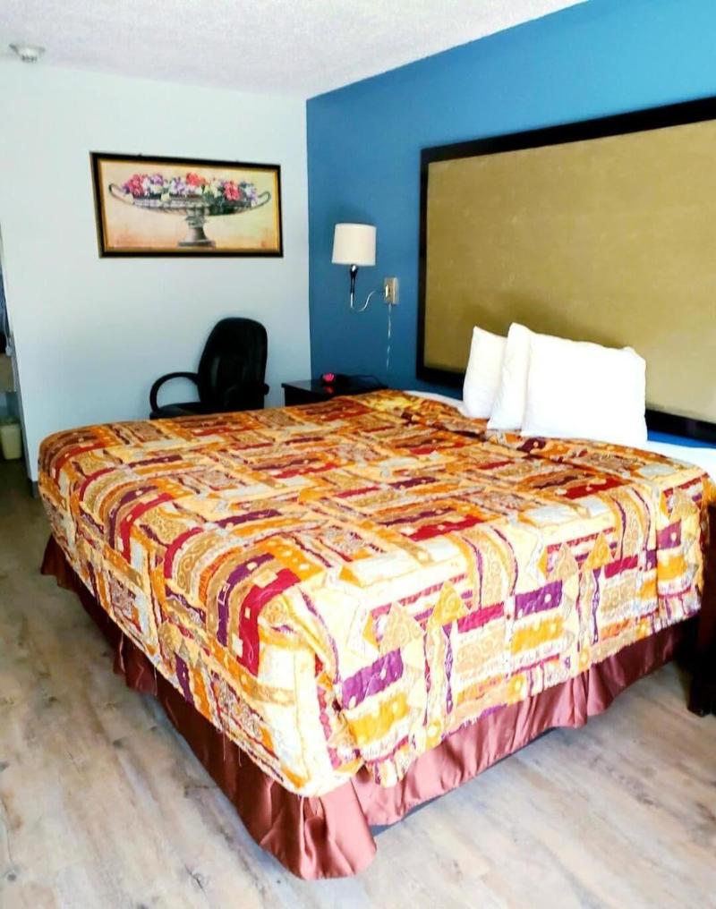 Best Price Motel And Suites image