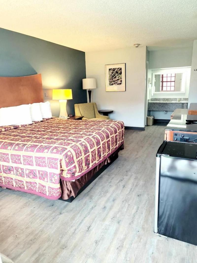 Best Price Motel And Suites image