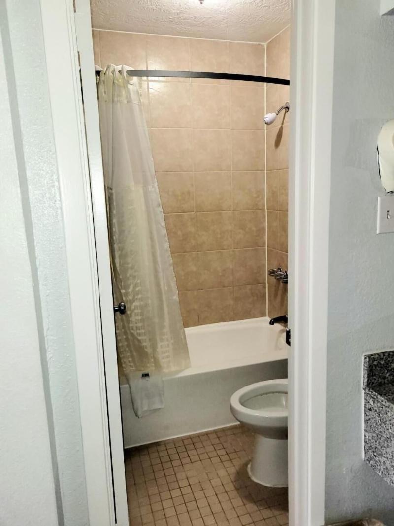 Best Price Motel And Suites image