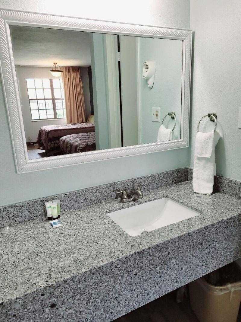 Best Price Motel And Suites image