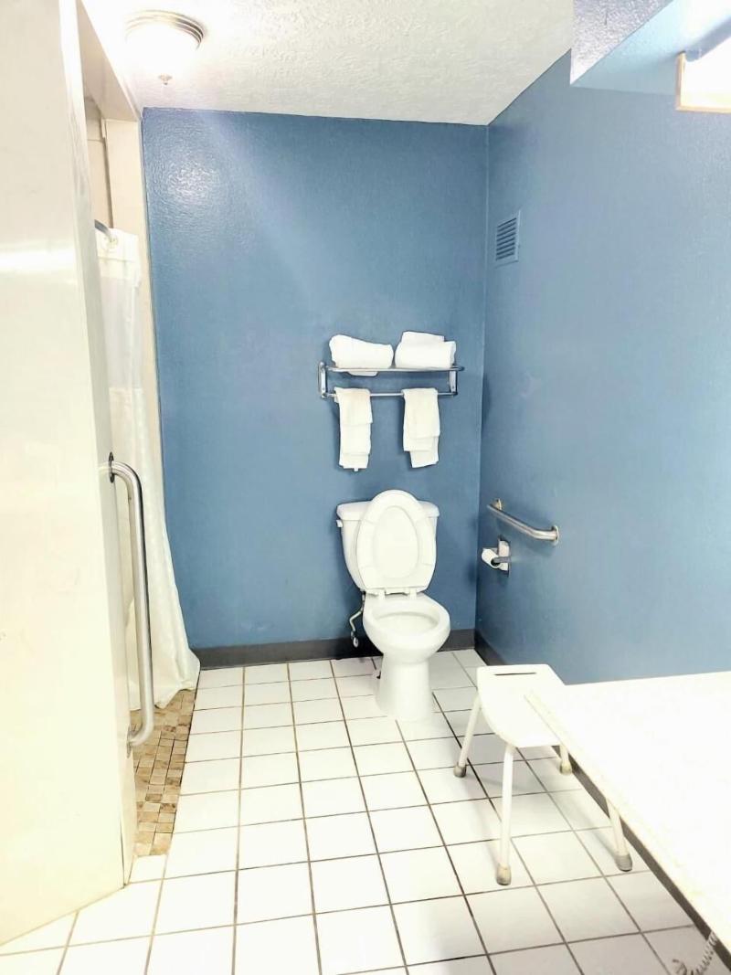 Best Price Motel And Suites image
