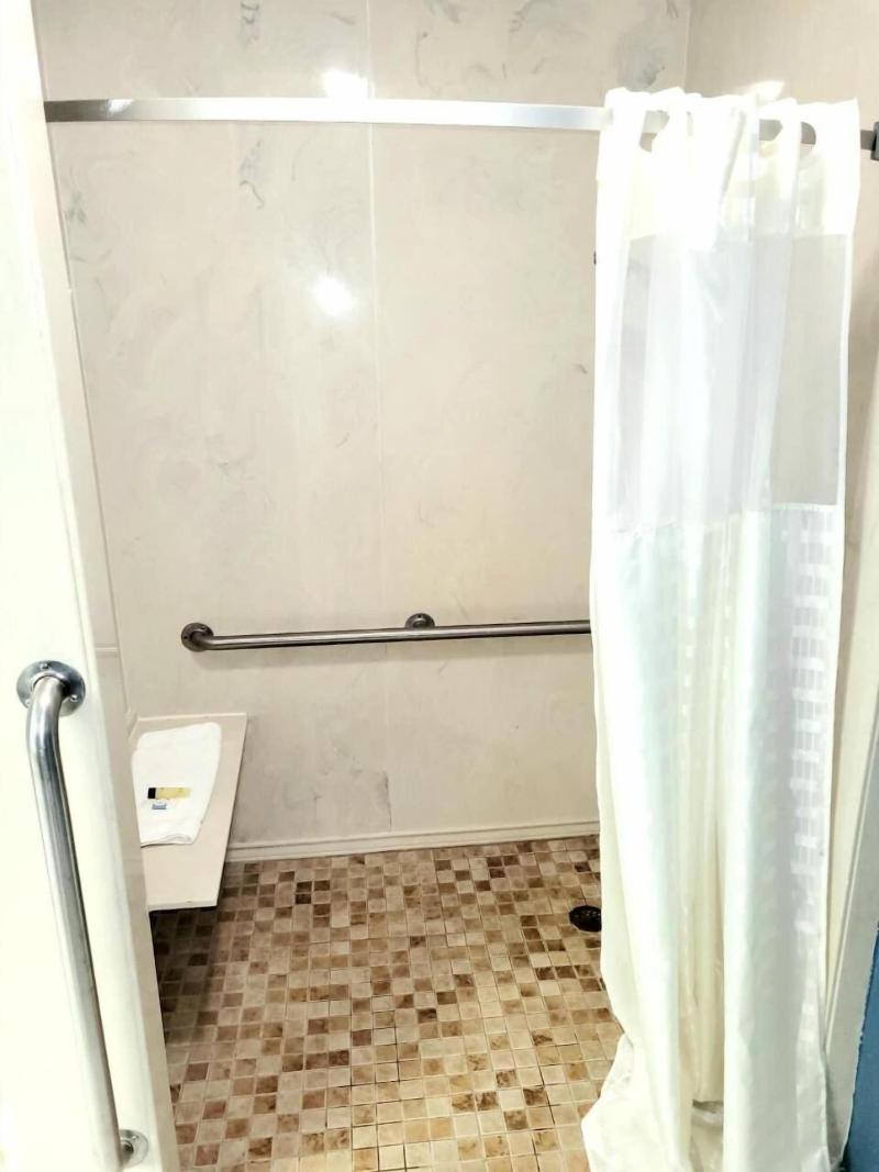 Best Price Motel And Suites image