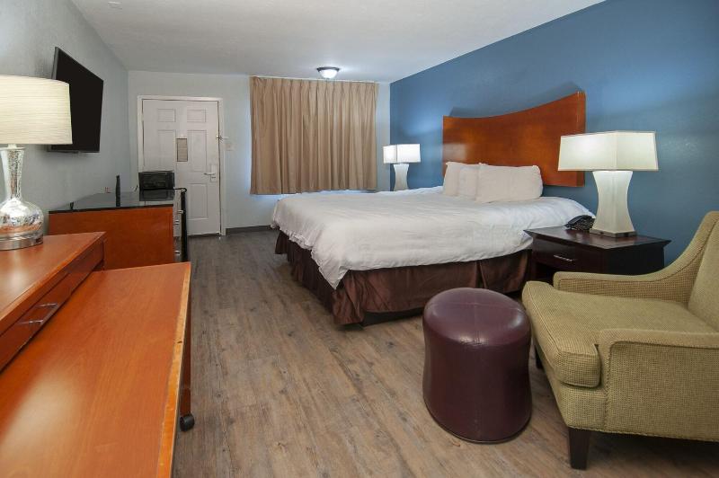 Best Price Motel And Suites image