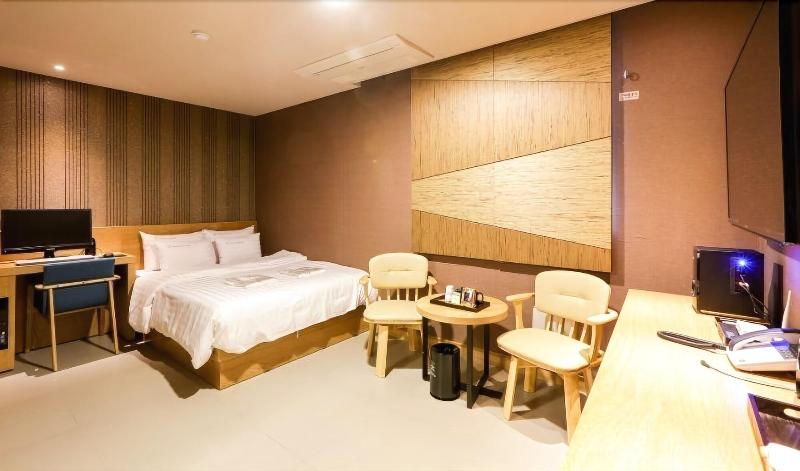 Hotel The Hue image