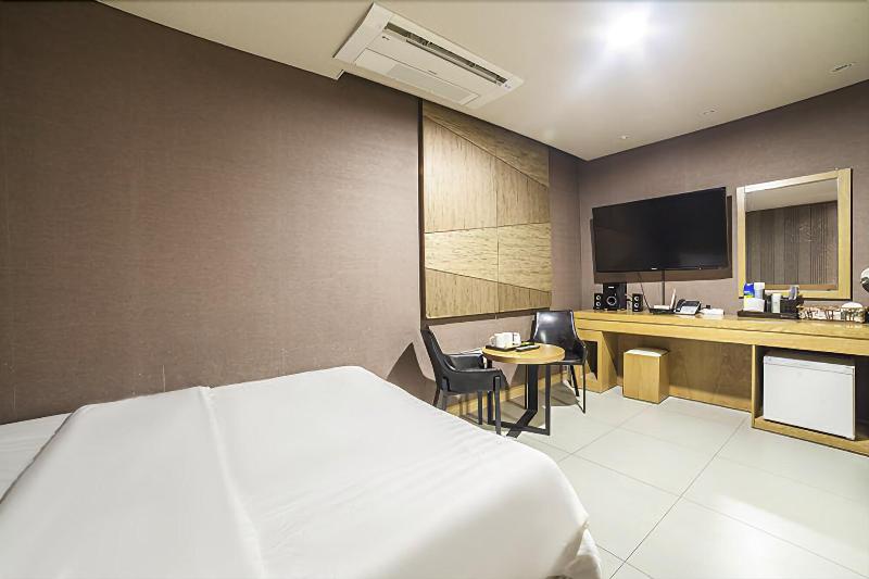 Hotel The Hue image