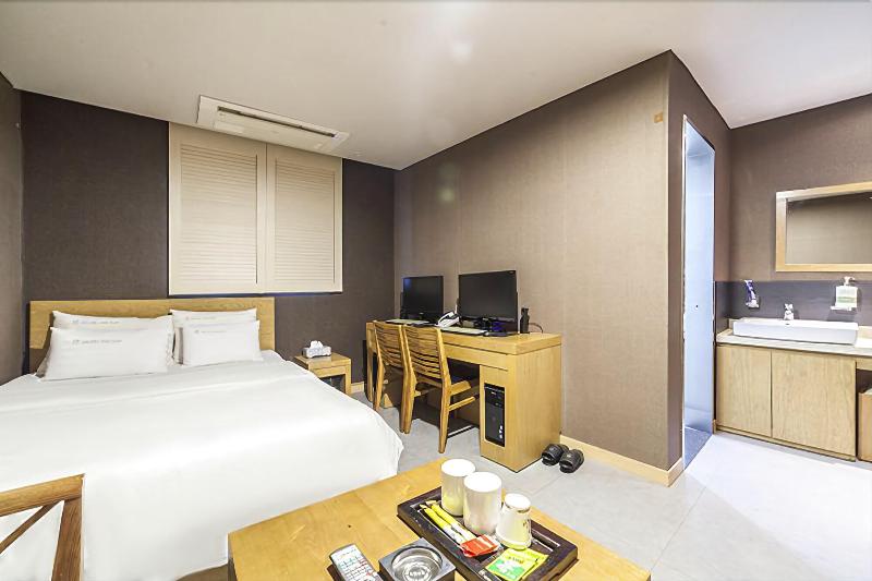 Hotel The Hue image