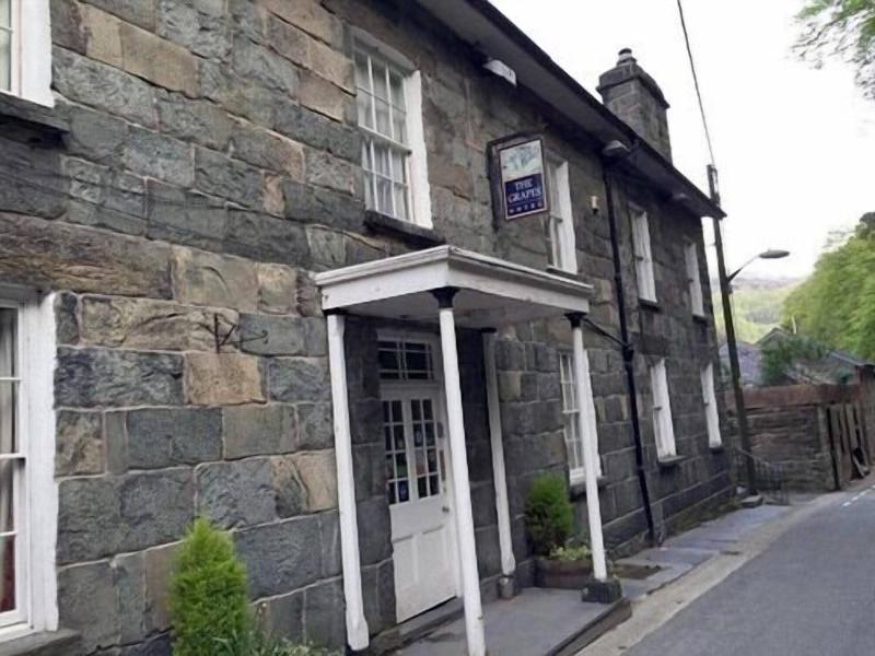 The Grapes Hotel image