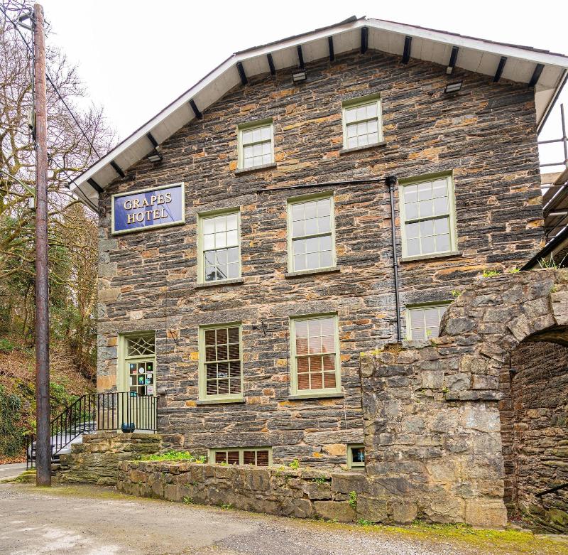 The Grapes Hotel image