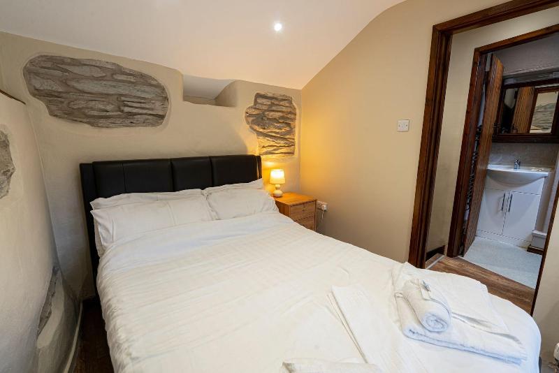 The Grapes Hotel image