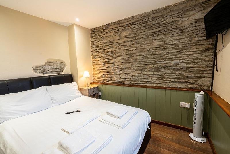 The Grapes Hotel image