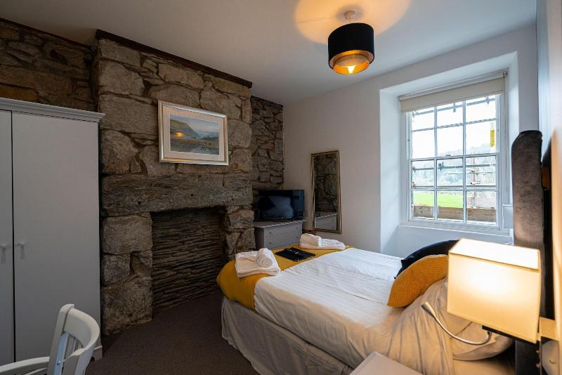 The Grapes Hotel image