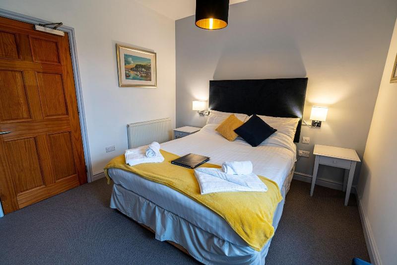 The Grapes Hotel image