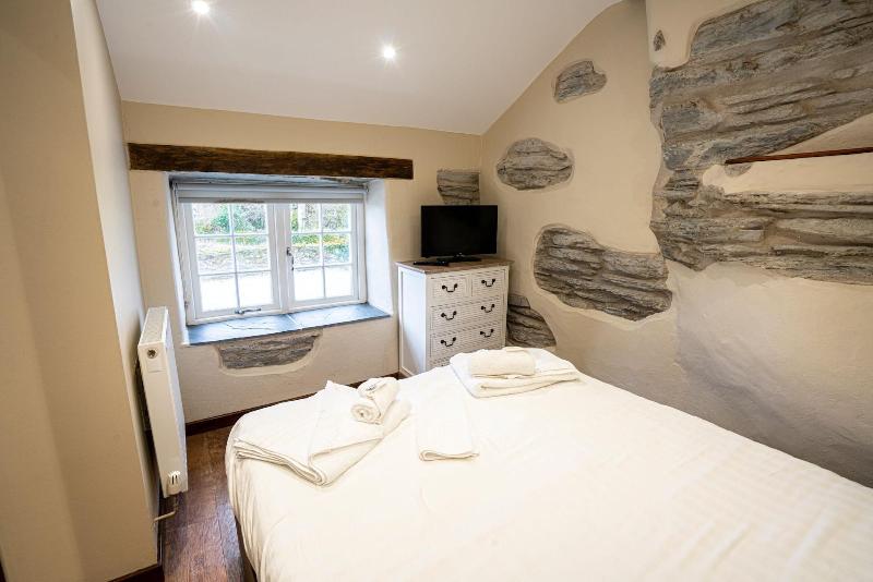 The Grapes Hotel image